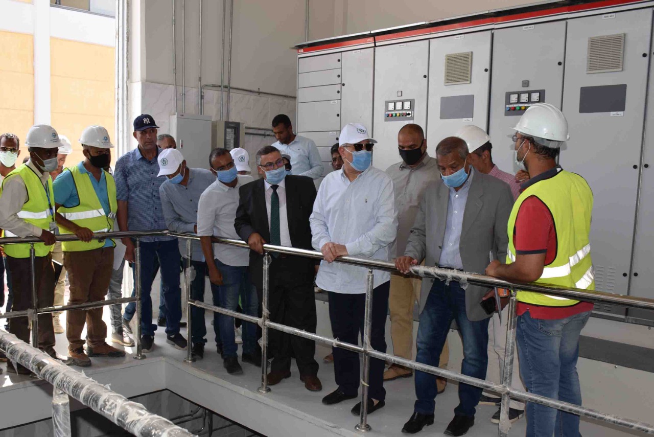 محافظ الأقصر ورئيس شركة المياه يشهدان التشغيل التجريبى لتوسعات محطة معالجة  (9)