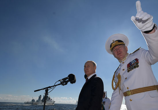 بوتين يستمع لشرح قادة القوات البحرية الروسية
