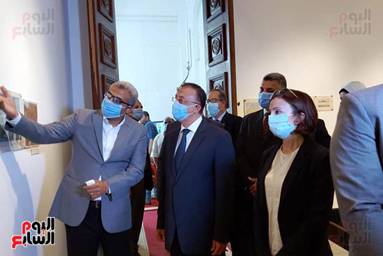 محافظ الإسكندرية يتفقد معرض الصور بعد افتتاحه (1)