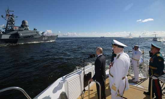 بوتين يشاهد الأسطول الروسي