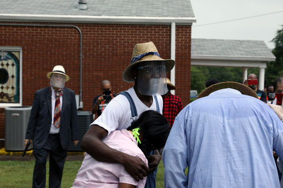 رجال وسيدات يشاركون فى إعادة تمثيل عمليات الإعدام ضد السود في الكنيسة الإفريقية المعمدانية في  جورجيا (4)