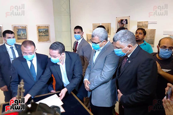 محافظ الإسكندرية يتفقد معرض الصور بعد افتتاحه (5)