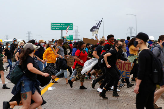 أغلق المتظاهرون الطريق السريع 225 خلال مسيرة ضد وفاة إيليا ماكلين والظلم العرقي في  كولورادو  (3)