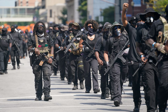 مسيرة بالسلاح فى شوارع مدينة لويفيل الأمريكية