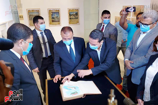 محافظ الإسكندرية يتفقد معرض الصور بعد افتتاحه (6)