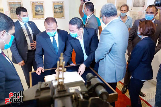 محافظ الإسكندرية يتفقد معرض الصور بعد افتتاحه (10)