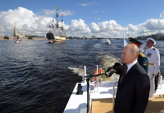 الرئيس الروسى يشهد العرض البحرى العسكرى