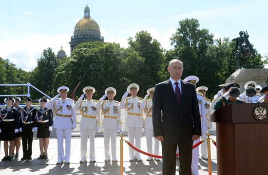 بوتين خلال العرض البحرى العسكري