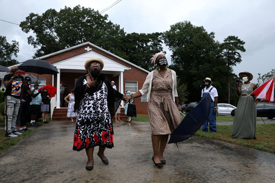 رجال وسيدات يشاركون فى إعادة تمثيل عمليات الإعدام ضد السود في الكنيسة الإفريقية المعمدانية في  جورجيا (1)