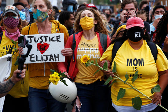 نساء يرتدين ملابس صفراء - جدار الأمهات خلال مسيرة ضد وفاة إيليا ماكلي (1)