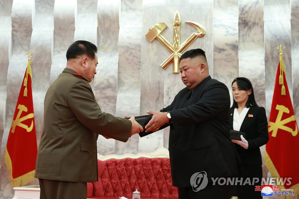 زعيم كوريا الشمالية يهادى أحد الضباط بمسدس