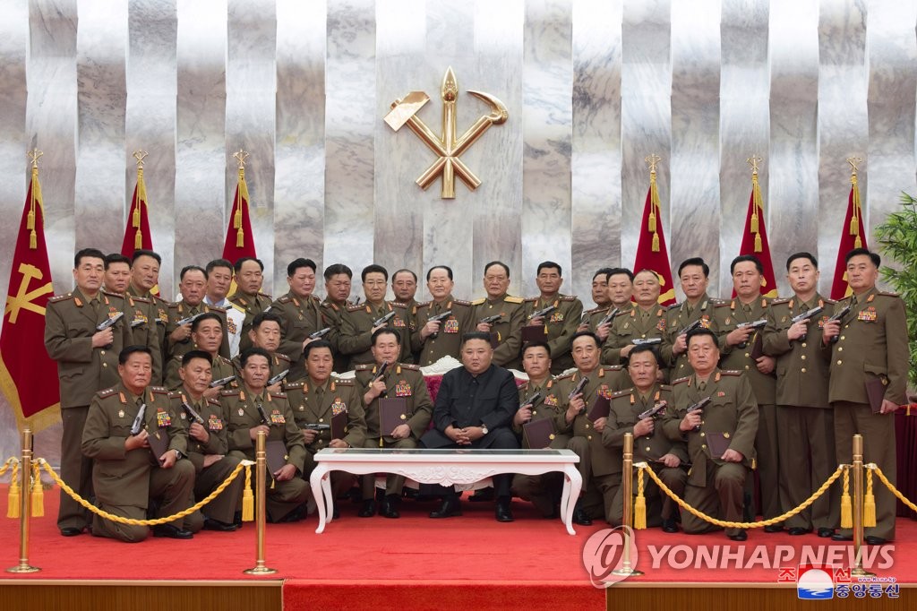 الزعيم الكورى الشمالى وسط الضباط المكرمين