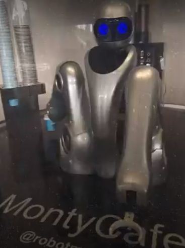 الروبوت يحضر المشروبات