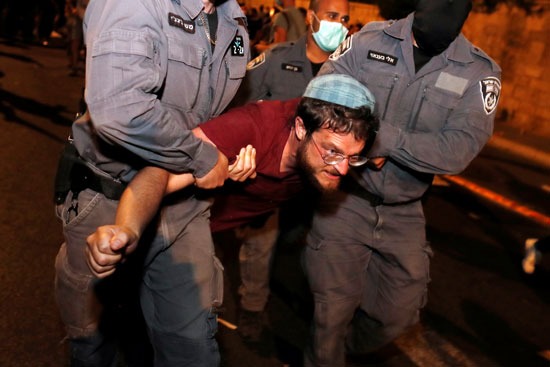 الشرطة تلقى القبض على عدد من المتظاهرين