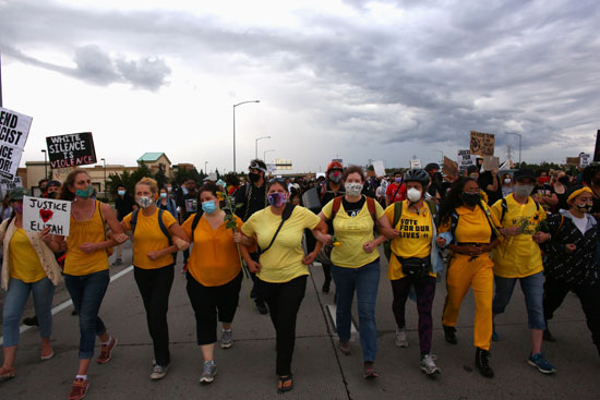 نساء يرتدين ملابس صفراء - جدار الأمهات خلال مسيرة ضد وفاة إيليا ماكلي (2)