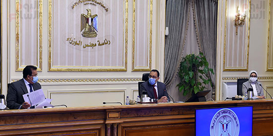 رئيس الوزراء يُناقش آليات تطوير صناعة الدواء في مصر (4)