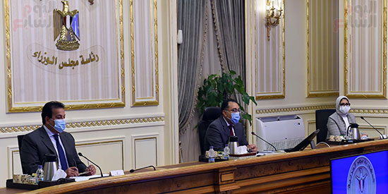 رئيس الوزراء يُناقش آليات تطوير صناعة الدواء في مصر (2)