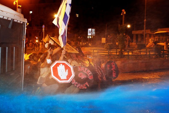 الشرطة الإسرائيلية تستخدم مدافع المياه خلال الاحتجاجات فساد نتنياهو