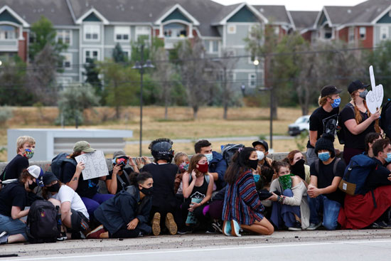 أغلق المتظاهرون الطريق السريع 225 خلال مسيرة ضد وفاة إيليا ماكلين والظلم العرقي في كولورادو (1)