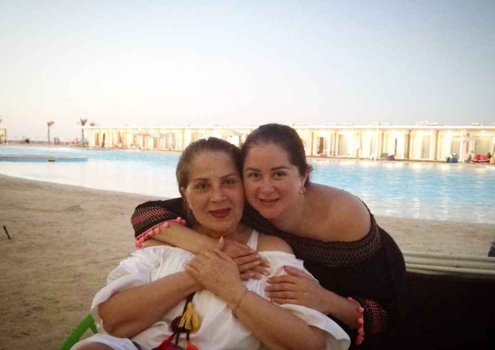 أحدث ظهور للفنانة بوسى برفقة ابنتها مى في الساحل (1)