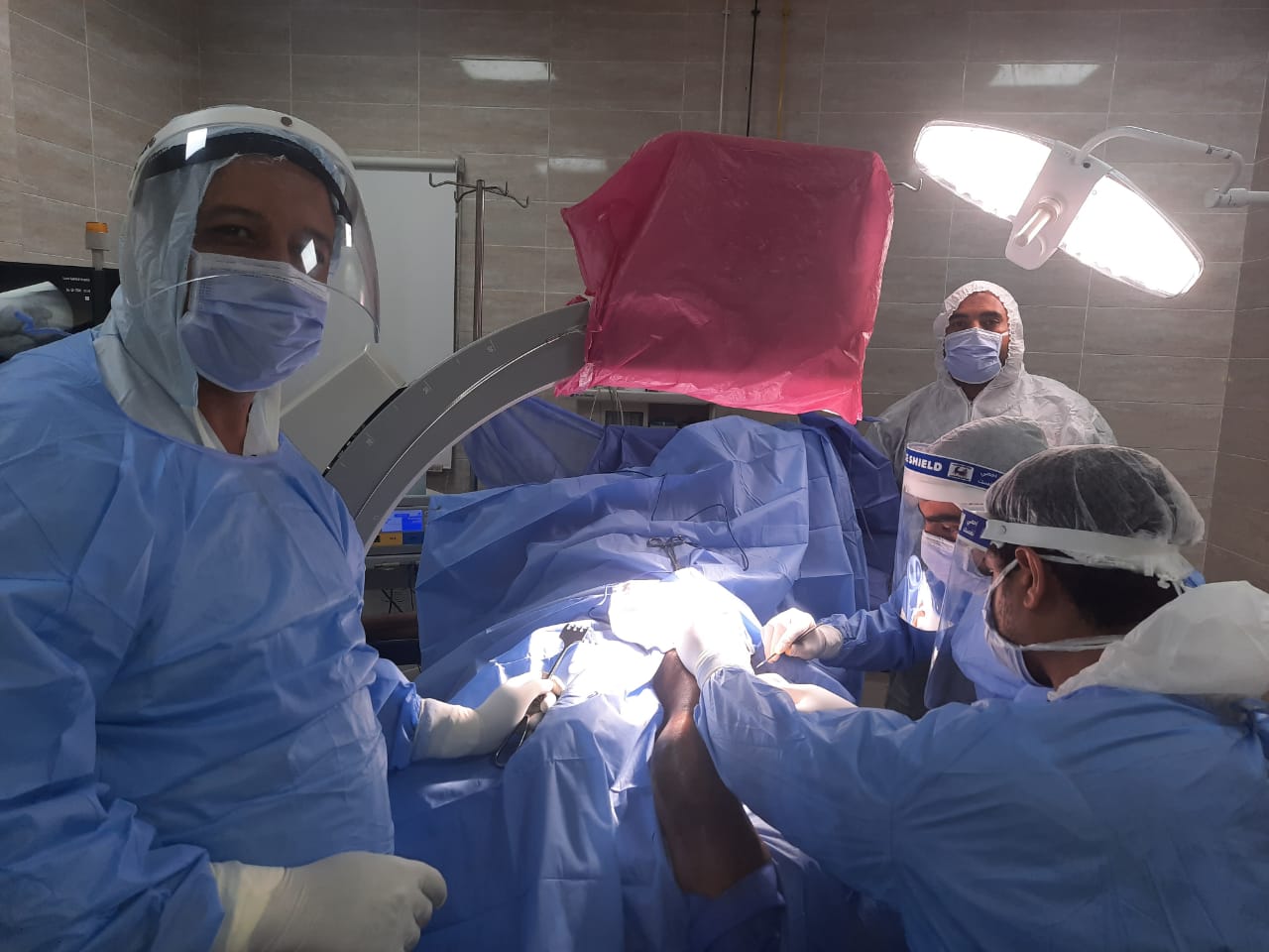 عملية جراحية وتركيب شريحة بفخذ مصاب بكورونا فى مستشفى الأقصر العام (5)