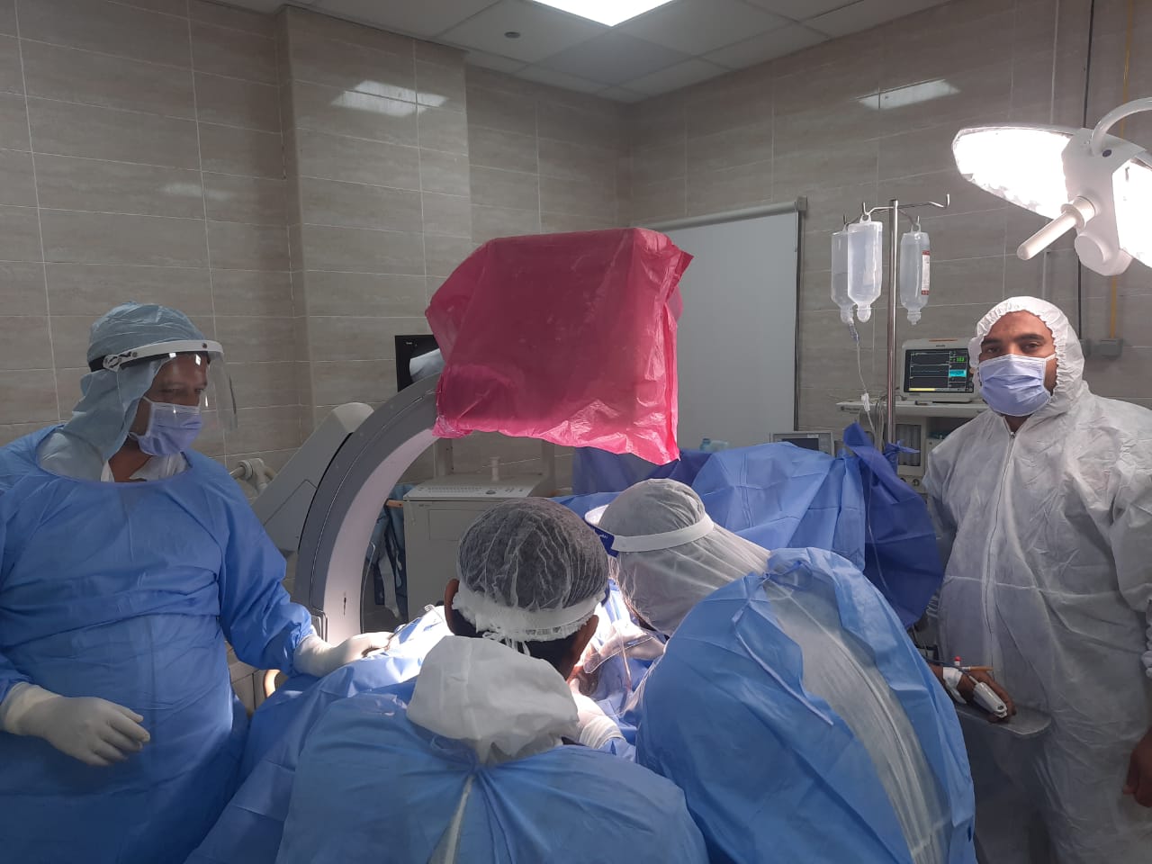 عملية جراحية وتركيب شريحة بفخذ مصاب بكورونا فى مستشفى الأقصر العام (1)