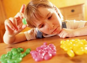 اعراض الوسواس القهرى للاطفال تشمل أفكار وسلوكيات متكررة - اليوم السابع
