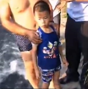 طفل ينجو من الموت بعد سقوطه في كهف أثناء السباحة  (3)
