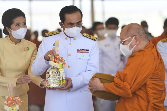رئيس الوزراء التايلاندي وزوجته يقدمان الصدقات الصباحية للرهبان