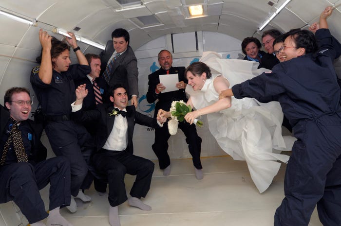حفل زفاف داخل طائرة