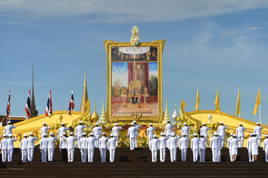رئيس الوزراء التايلاندى وأعضاء مجلس الوزراء يحيون الملك