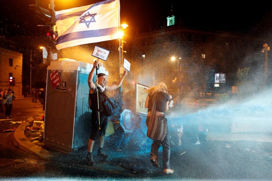 الشرطة الإسرائيلية تستخدم مدافع المياه خلال الاحتجاجات