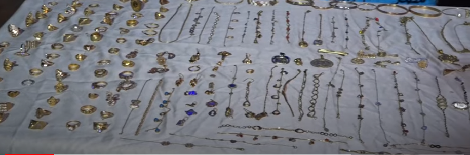 جانب من المسروقات