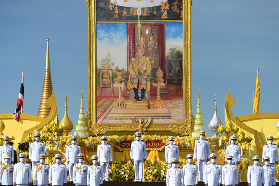 أعضاء مجلس الوزراء التايلاندى يحيون الملك فى عيد ميلاده