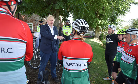 جونسون يلتقي أعضاء نادي ركوب الدراجات