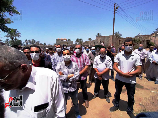 تشييع-جثمان-طبيب-الغلابى-الدكتور-محمد-مشالى-لمثواه-الأخير--(7)