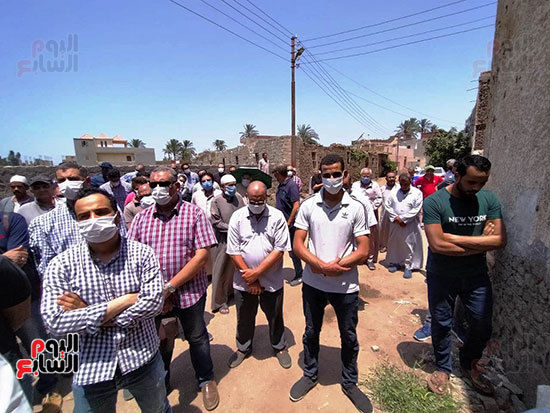 تشييع-جثمان-طبيب-الغلابى-الدكتور-محمد-مشالى-لمثواه-الأخير--(5)