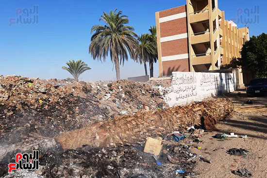 القمامة تحاصر مجمع مدارس الحما (3)