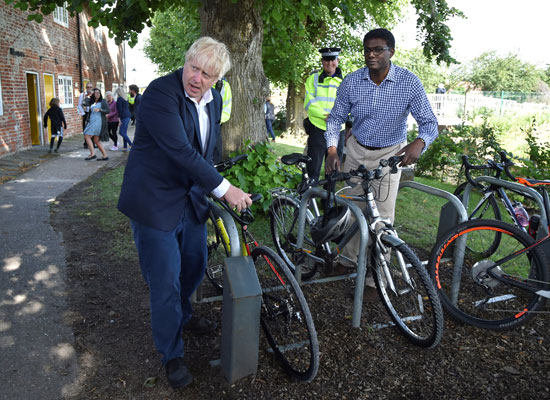 جونسون ينادى بتنفيذ خطة الحكومة لركوب الدراجات