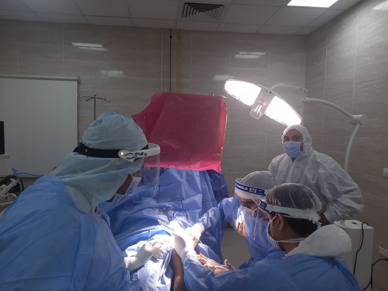 عملية جراحية وتركيب شريحة بفخذ مصاب بكورونا فى مستشفى الأقصر العام (6)