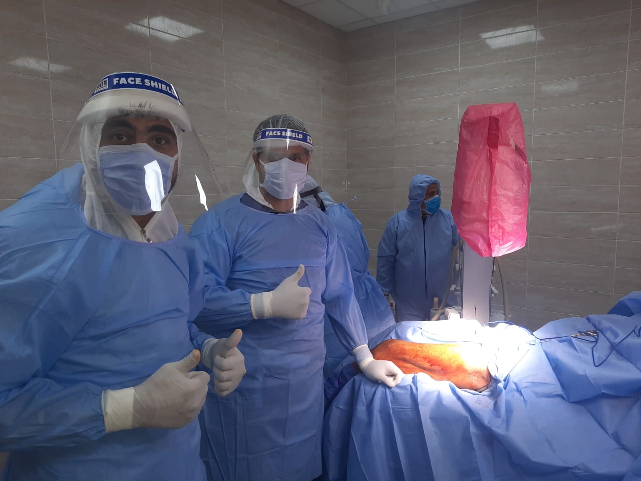 عملية جراحية وتركيب شريحة بفخذ مصاب بكورونا فى مستشفى الأقصر العام (2)