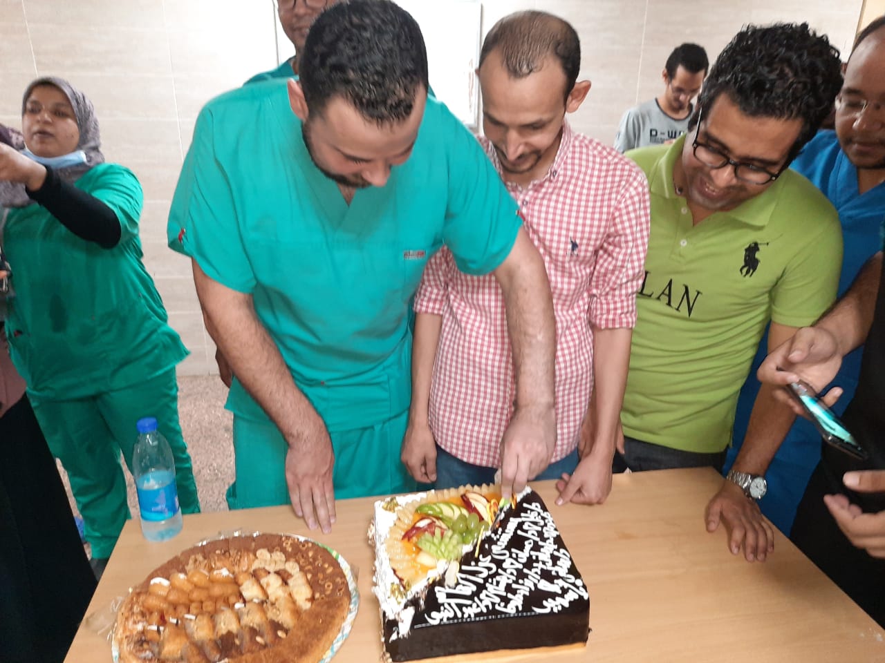 مستشفي الأقصر العام تحتفل بإنتهاء عمل الفريق الرابع للعزل الصحى  (2)