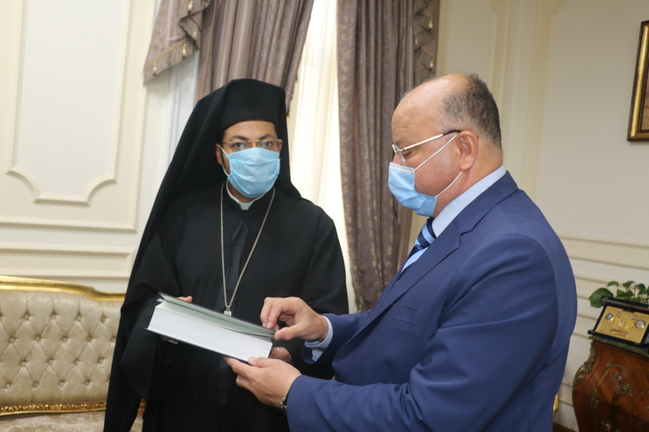 محافظ القاهرة يستقبل وفد الكنيسة (1)