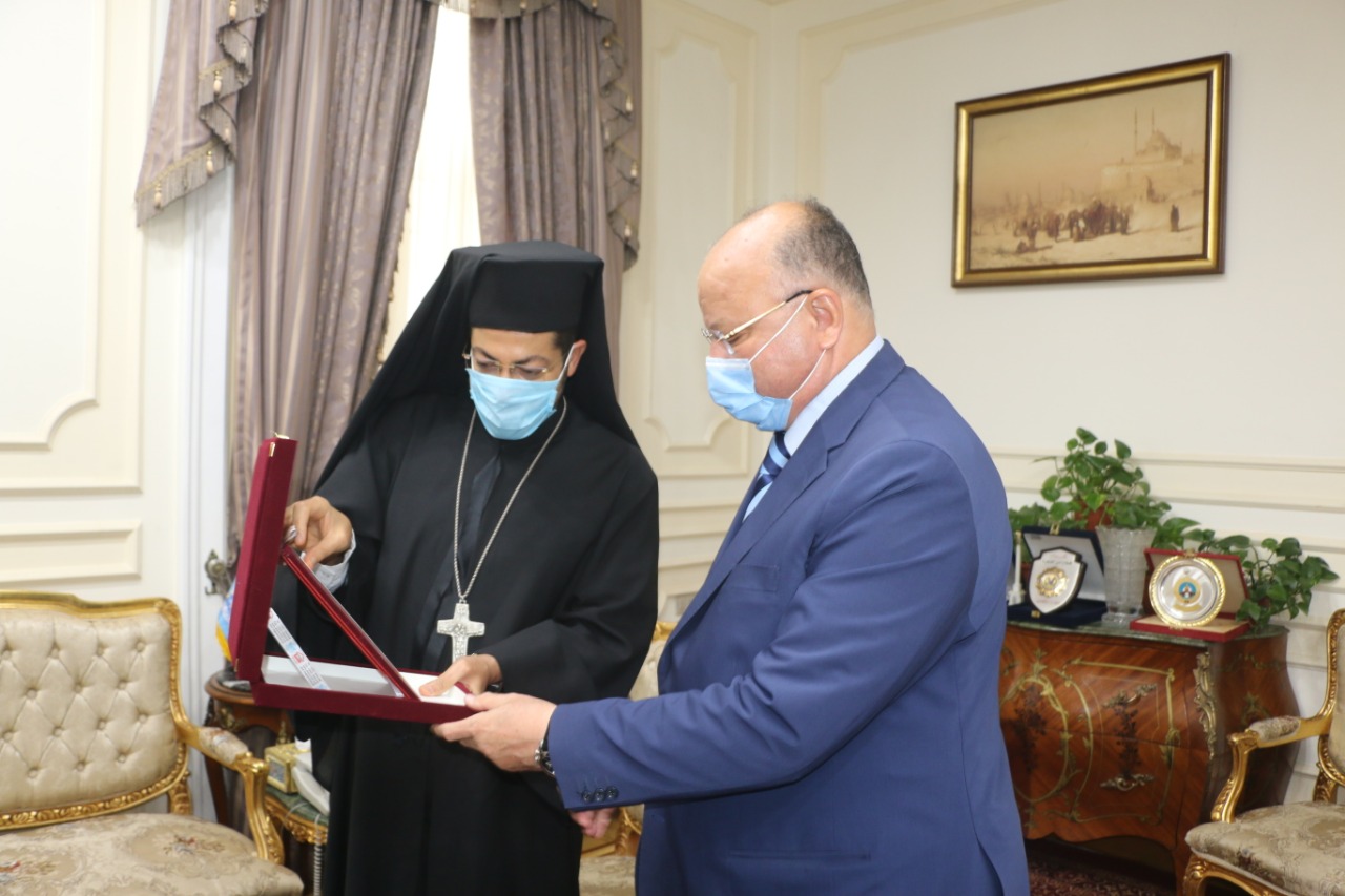 محافظ القاهرة يستقبل وفد الكنيسة (2)