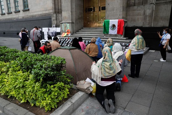 نشطاء ضد الإجهاض يصلون أثناء احتجاج أمام المحكمة العليا في المكسيك