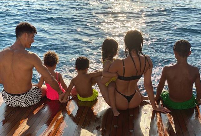 رونالدو وصديقته جورجينا رودريجيز برفقة أطفالهم في رحلة بحرية (2)