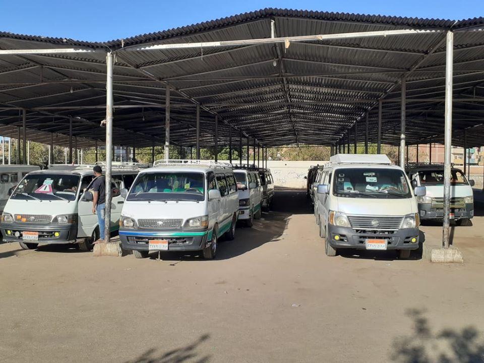 مدينة اسوان  تتابع تنفيذ تحويل سيارات الكبود الى ميكروباص في طريق النفق الكرور (4)