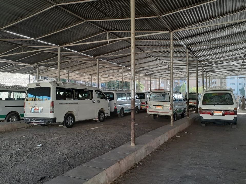 مدينة اسوان  تتابع تنفيذ تحويل سيارات الكبود الى ميكروباص في طريق النفق الكرور (2)