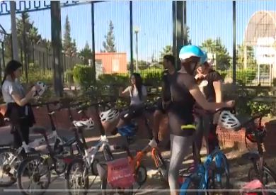فتيات تركب الدراجات فى تونس