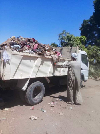 مدينة إسنا تنجح فى رفع 53 طن مخلفات وقمامة (2)